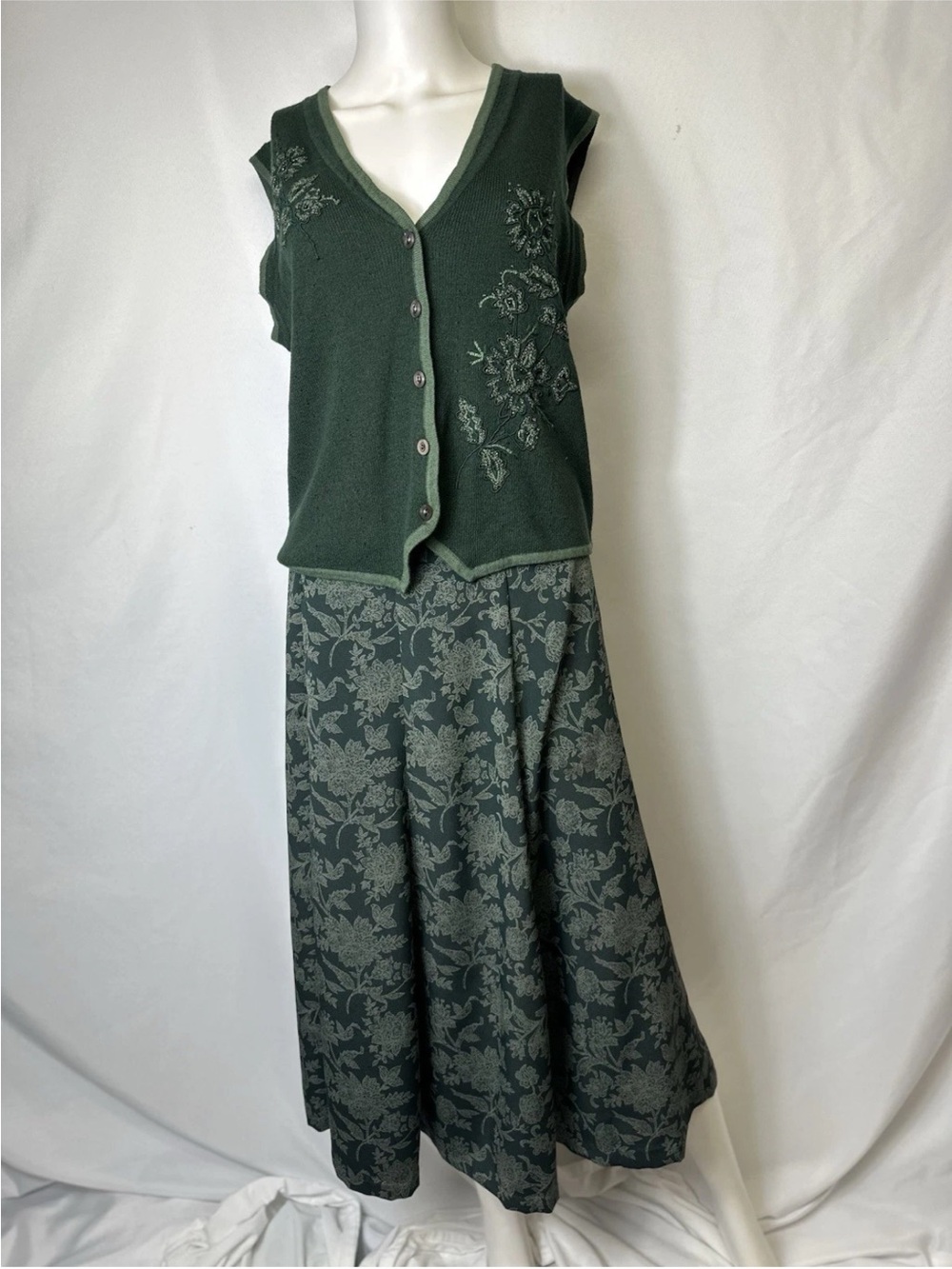 VINTAGE KORET PETITES BRAND SIZE SMALL GREEN SKIRT SET Acrylic Blend Embroidery